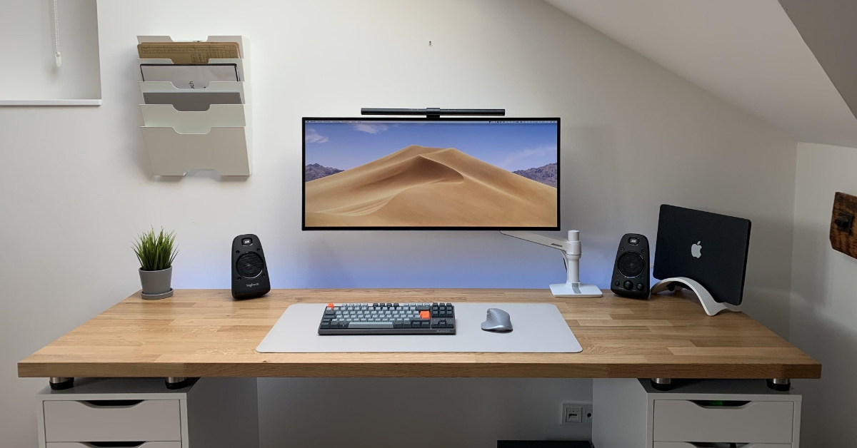 The Perfect Desktop Lighting for your Setup - Minimal Desk