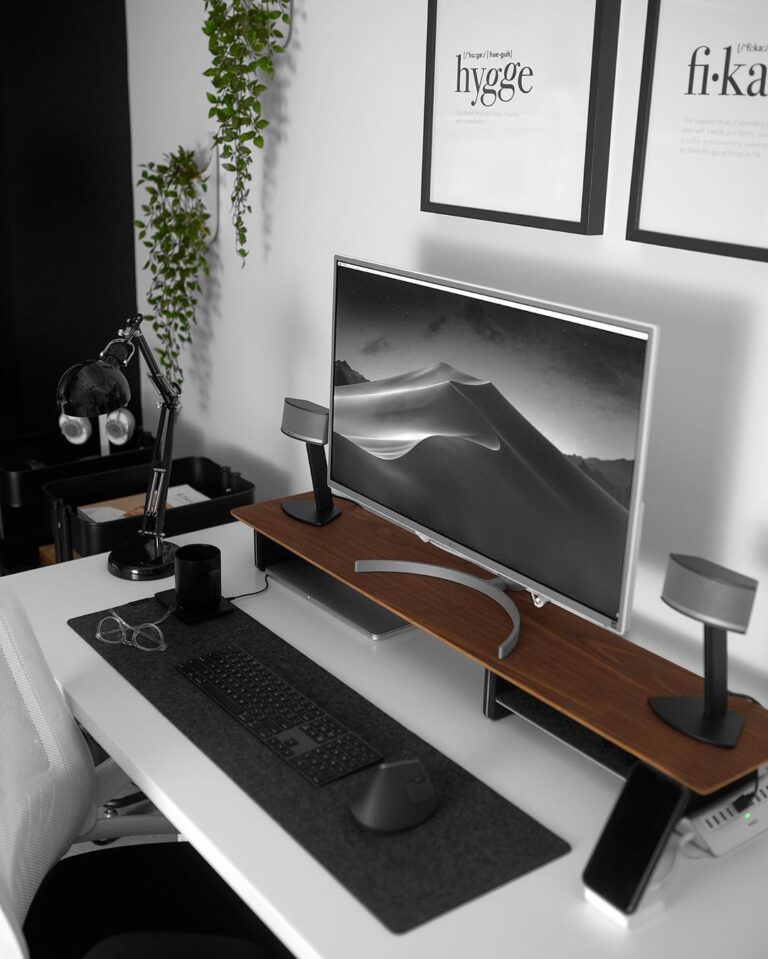 Matthewgraber - Minimal Desk Setups