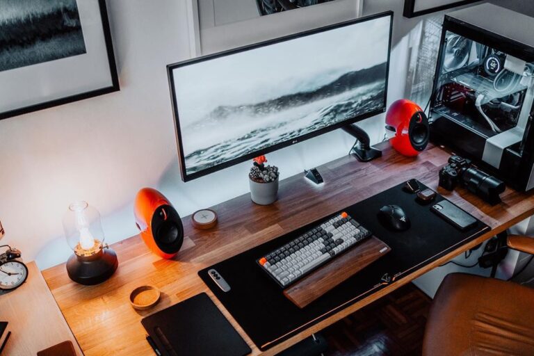 An RGB Gaming desk setup with an unbelievable clean look - Minimal Desk ...