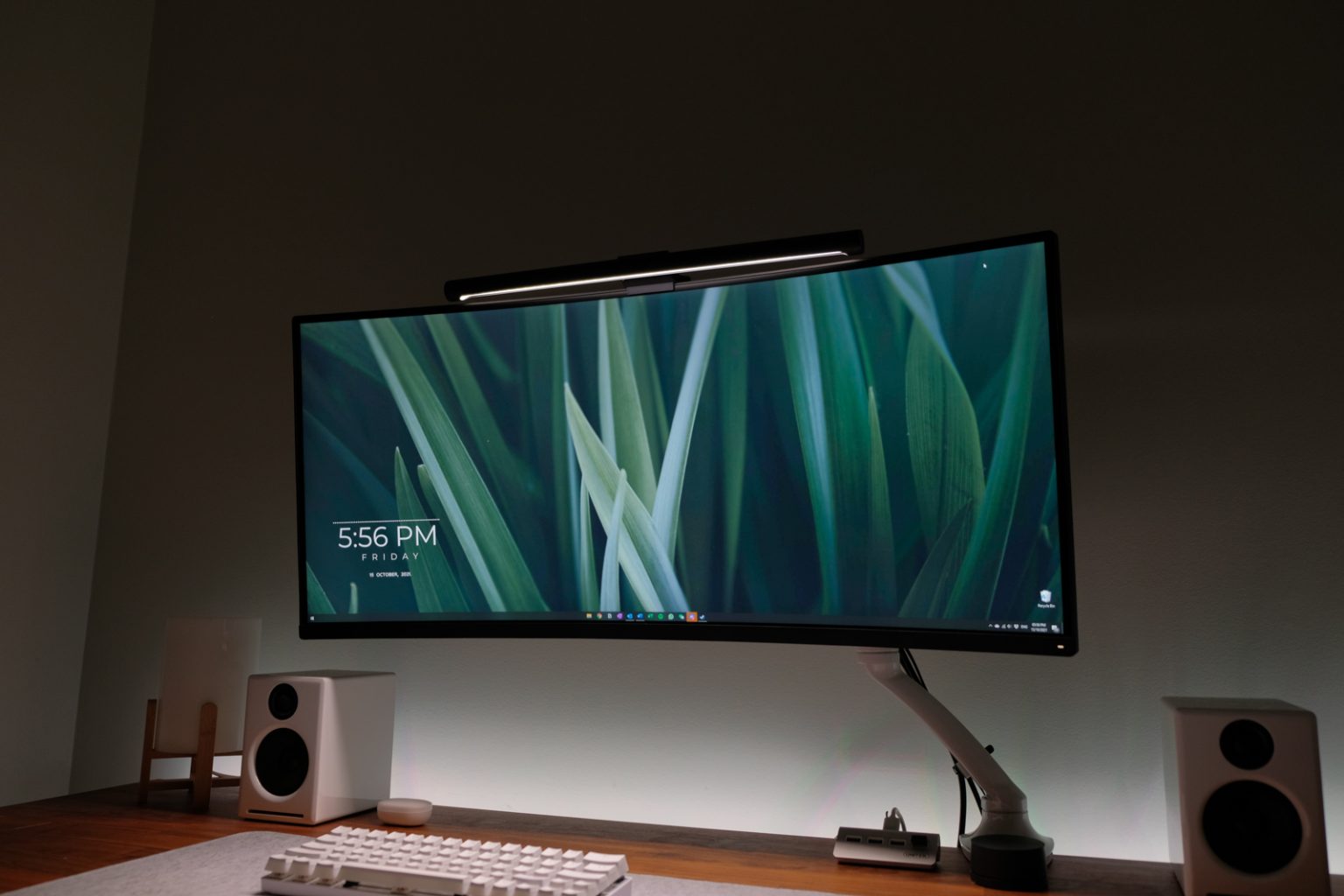 Using Rainmeter For A Minimal Desktop Setup - Minimal Desk Setups