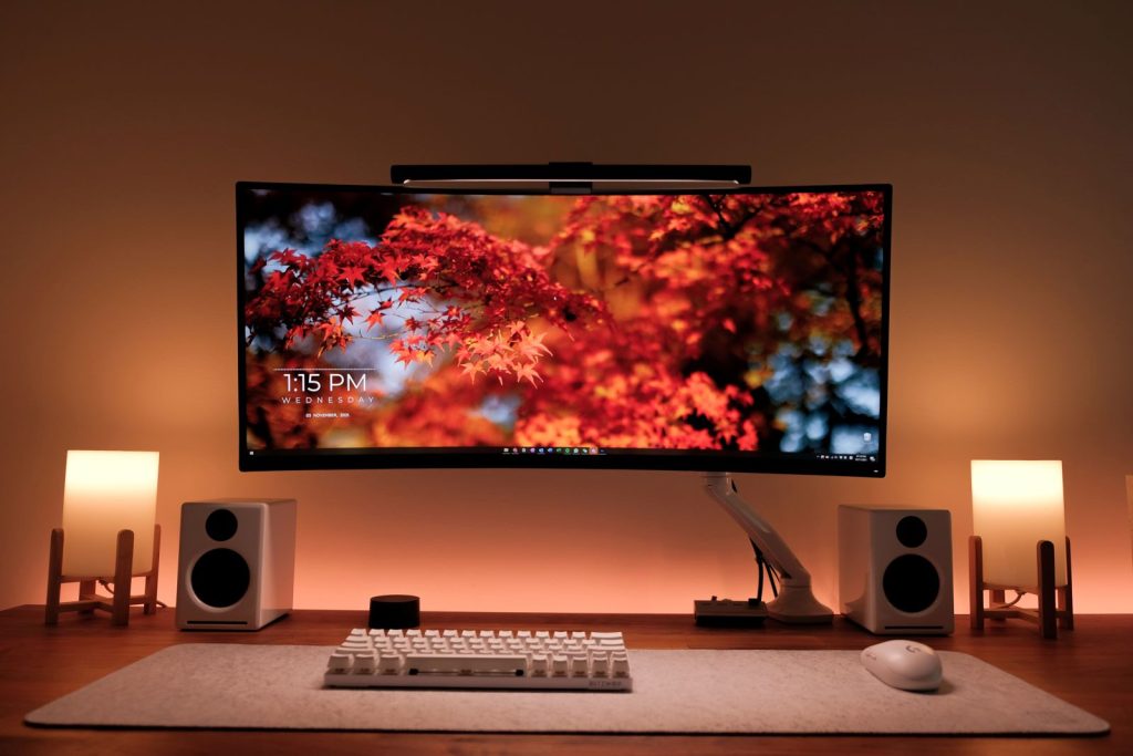 Using stacked monitors for your home office - Minimal Desk Setups